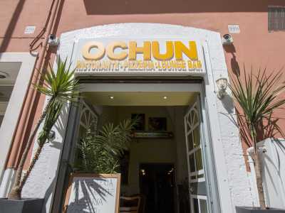 ... abbiamo (sul lato su cui si affacciano le scuole Scacchi e Pitagora) una sequenza di negozi stranieri. Partiamo con un lounge bar cubano aperto da un mese da Osiris Proenza, proveniente dall�isola caraibica...